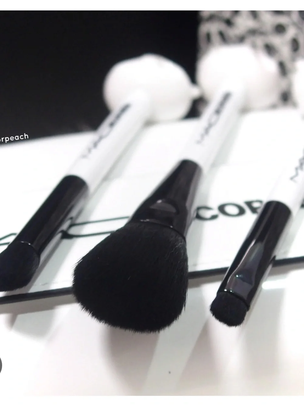 NEW!  MAC Cosmetics White Handle Makeup Brush Set with Black Bristles